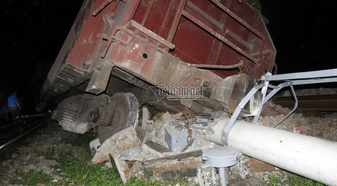 Cột đèn báo hiệu trong ga Yên Xuân bị húc gãy