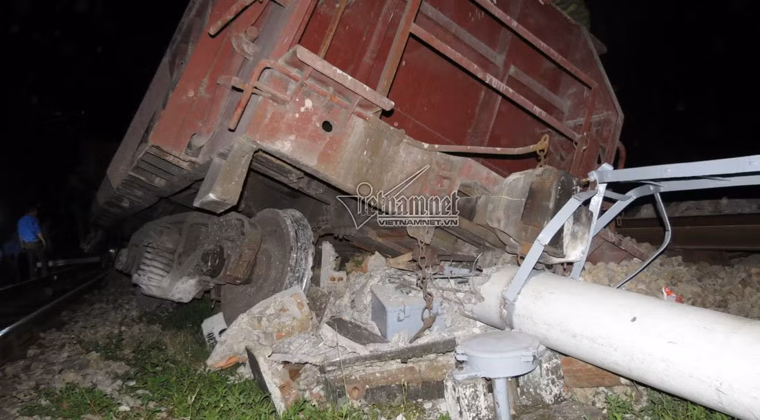 Cột đèn báo hiệu trong ga Yên Xuân bị húc gãy