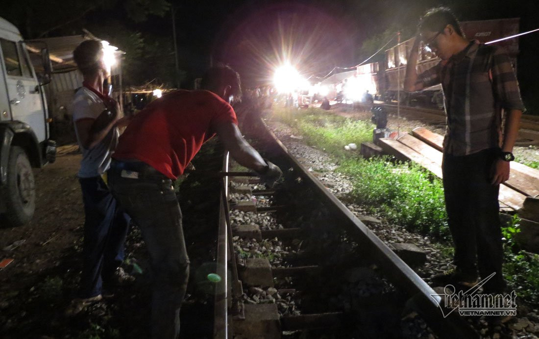 Công nhân đang siết chặt các con ốc ở đường ray số 1