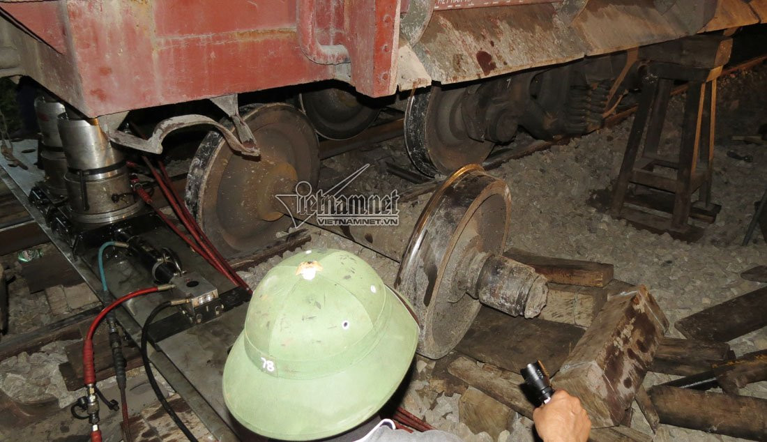 Trục bánh giá chuyển hướng vào đường ray của toa tàu số 3 bị gãy văng ra. Ảnh: Quốc Huy