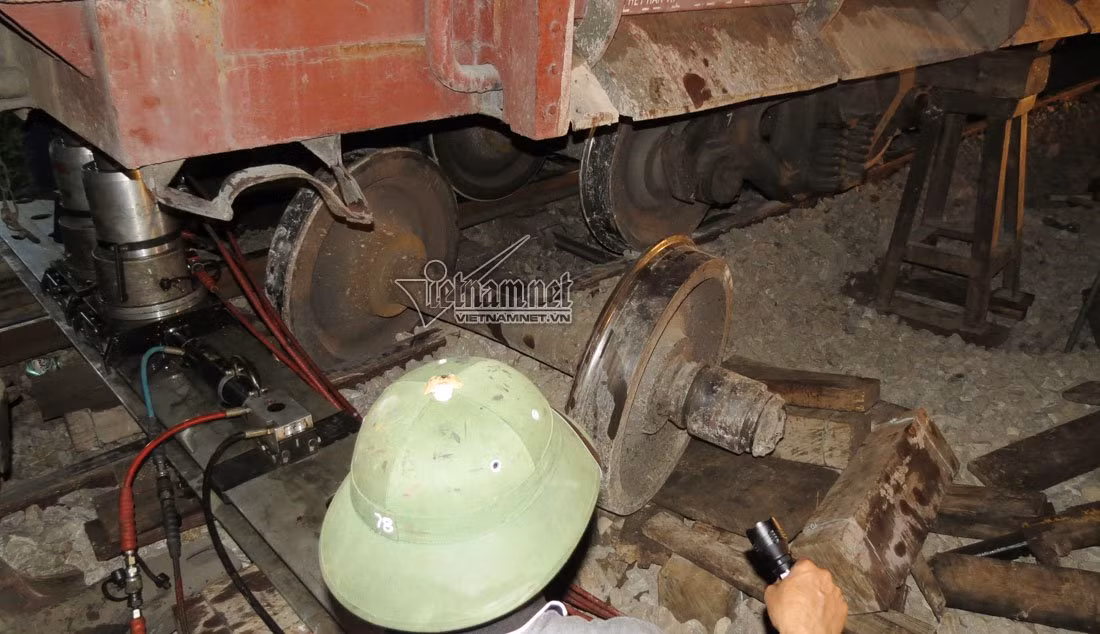 Trục bánh giá chuyển hướng vào đường ray của toa tàu số 3 bị gãy văng ra. Ảnh: Quốc Huy