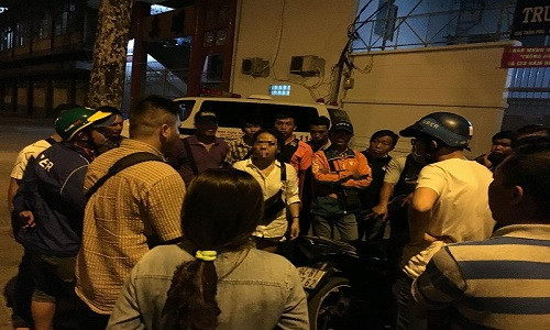 Chị Th. kể lại tình huống lúc xảy ra sự việc. Ảnh: HL