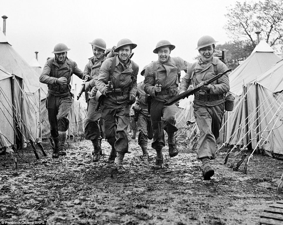 Binh sĩ Mỹ trong khóa huấn luyện khắc nghiệt trước khi xông pha trận mạc, đối đầu với phát xít Đức.