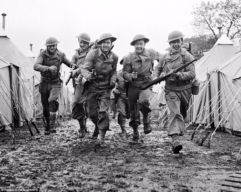 Binh sĩ Mỹ trong khóa huấn luyện khắc nghiệt trước khi xông pha trận mạc, đối đầu với phát xít Đức.