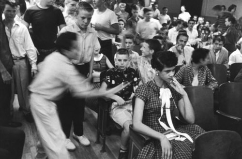 Năm 1957, cô gái da màu có tên Dorothy Counts được biết tới trong lịch sử Mỹ là cô gái da màu đầu tiên đi học tại một ngôi trường ở thành phố Charlotte, bang North Carolina, Mỹ. Trước đó, trường chỉ tiếp nhận học sinh da trắng. Trong ảnh Dorothy bị những nam sinh da trắng trêu trọc khi đến trường.