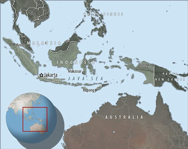 Do nhiều năm "ngủ vùi" dưới đáy biển, lớp vỏ tàu bằng gỗ bị phân hủy, để lộ toàn bộ số hàng hóa trên tàu.