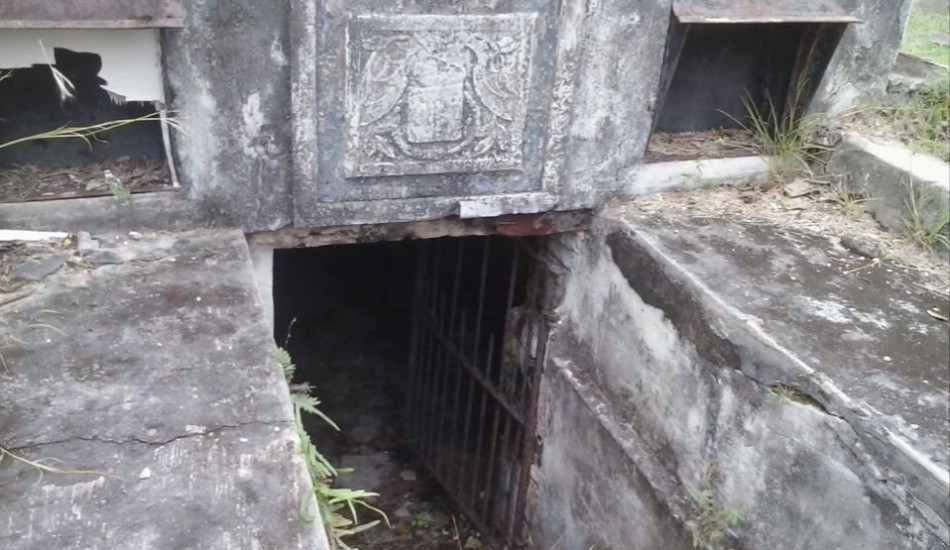 Trong trường hợp xảy ra địa chấn thì vì sao chỉ có hầm mộ của gia đình Chase bị ảnh hưởng trong khi các hầm mộ xung quanh thì không bị tác động. Trước sự việc kỳ bí này, gia đình Chase chuyển toàn bộ quan tài của người thân ra khỏi hầm mộ để chôn cất ở nơi khác. Bí ẩn này cho đến nay vẫn chưa được giải đáp.