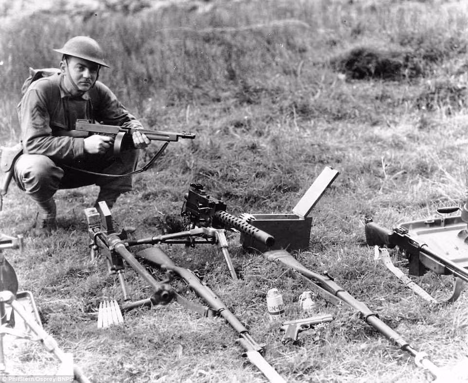 Một người lính được huấn luyện biết cách sử dụng nhiều loại súng như: súng trường, súng máy, súng lục...