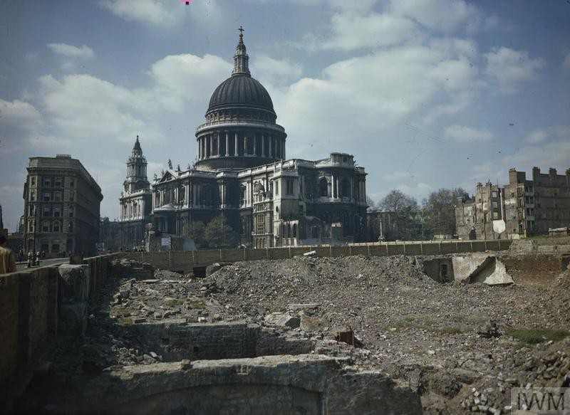 Khu vực xung quanh nhà thờ St Paul ở thủ đô London, Anh bị thiệt hại nghiêm trong do trúng bom đạn của phát xít Đức năm 1944.