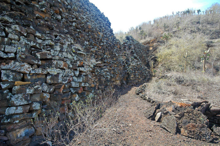 Đến cuối chiến tranh thế giới 2, chính phủ Ecuador biến đảo Isabela, thuộc quần đảo Galapagos trở thành nơi giam cầm tù nhân. Vào năm 1946, 300 tù nhân được đưa đến Isabela và bị trừng phạt bằng cách lao động khổ sai để xây dựng một bức tường đá vô nghĩa.