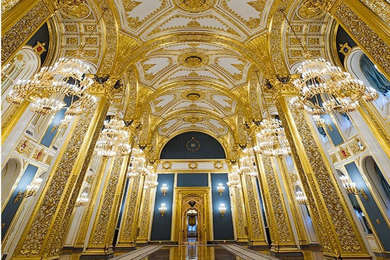 Bên trong điện Kremlin có gác chuông cao 81m, ở phía ngoài có một quả chuông đồng cao 6,14m, nặng hơn 200 tấn hay còn gọi là "chuông vua". Bên cạnh là một khẩu pháo đường kính 890m, nặng 40 tấn, được gọi là "pháo vua". Ngày xưa, cung điện này từng là hoàng cung của Nga hoàng. 