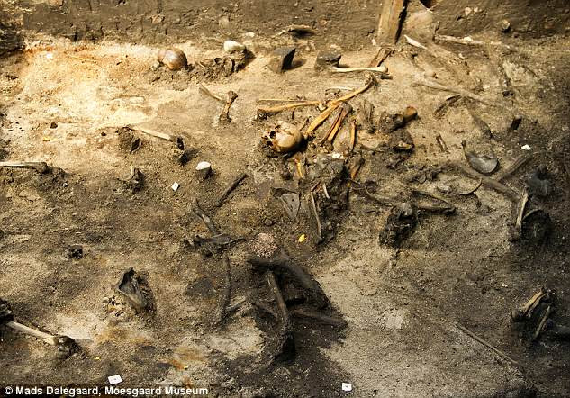 Đa số những bộ hài cốt được tìm thấy là xương nam giới trưởng thành. Thi hài của họ có dấu hiệu của những chấn thương trên cơ thể trước khi tử vong.