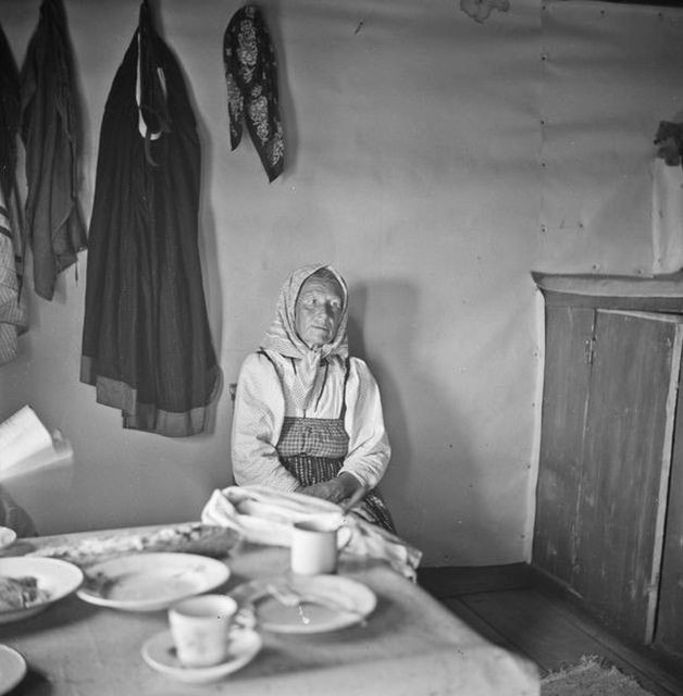 Người phụ nữ Liên Xô ngồi trước bàn ăn.