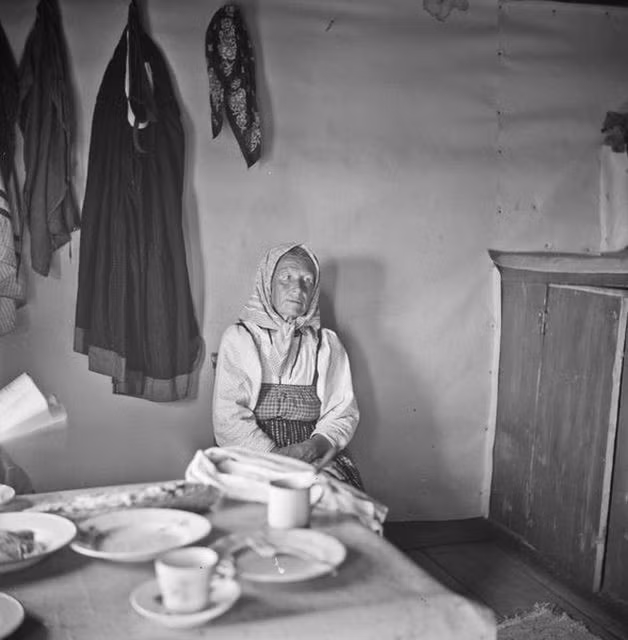 Người phụ nữ Liên Xô ngồi trước bàn ăn.