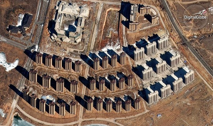 Dongsheng cũng có tên trong danh sách những "thành phố ma" ở Trung Quốc. Khi đặt chân đến đây, người ta dễ dàng bắt gặp nhiều tòa nhà chưa hoàn thiện, bị bỏ dang dở.