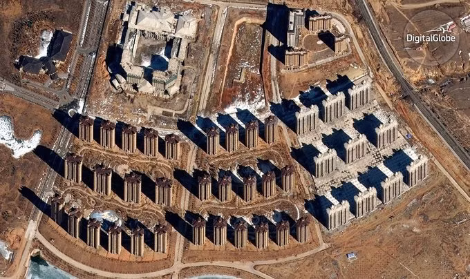 Dongsheng cũng có tên trong danh sách những "thành phố ma" ở Trung Quốc. Khi đặt chân đến đây, người ta dễ dàng bắt gặp nhiều tòa nhà chưa hoàn thiện, bị bỏ dang dở.