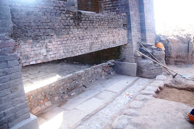 Phần gạch lửng lơ, theo các chuyên gia khảo cổ do lính Mỹ hoặc Pháp xây dựng để đồn trú.