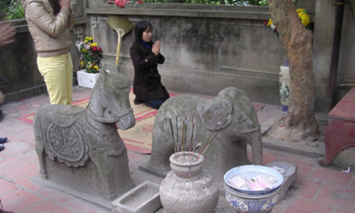 Một trong những điều cấm kỵ của ngôi đền là không được ngồi lên lưng đôi voi và ngựa trước cổng đền cũng rất linh thiêng.