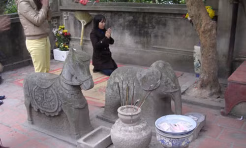 Một trong những điều cấm kỵ của ngôi đền là không được ngồi lên lưng đôi voi và ngựa trước cổng đền cũng rất linh thiêng.