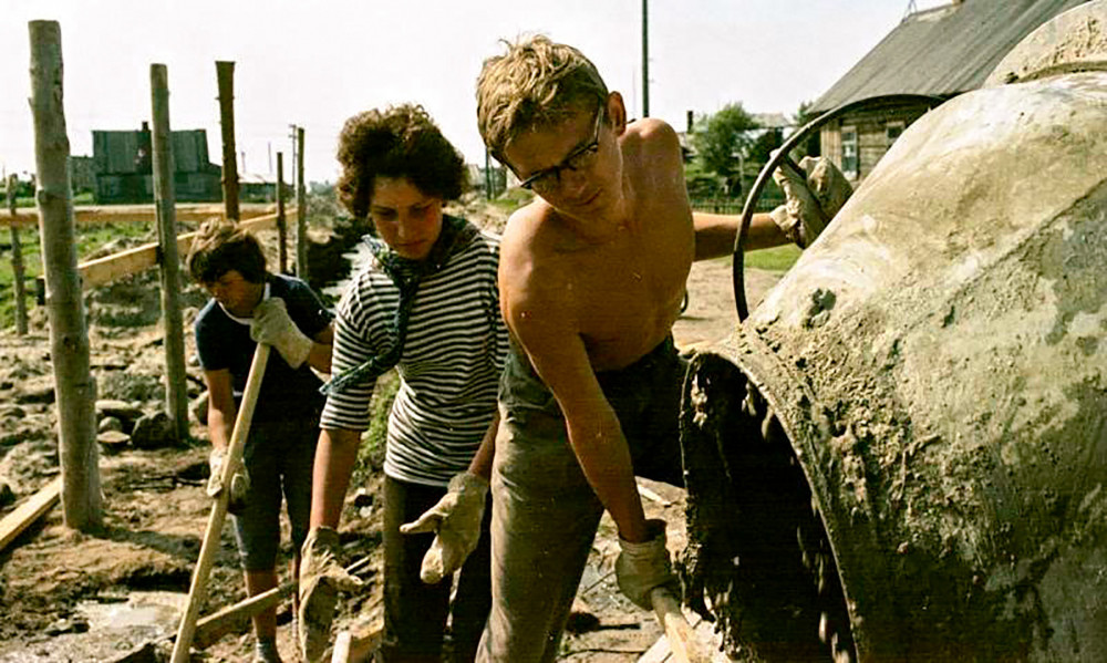 Những người Liên Xô hài lòng với công việc tập thể và nhiệt tình tham gia vào quá trình xây dựng đất nước, trong ảnh là những sinh viên Đại học Quốc gia Matxcơva tham gia xây dựng tại đảo Solovki. (Ảnh: Russian Photo)