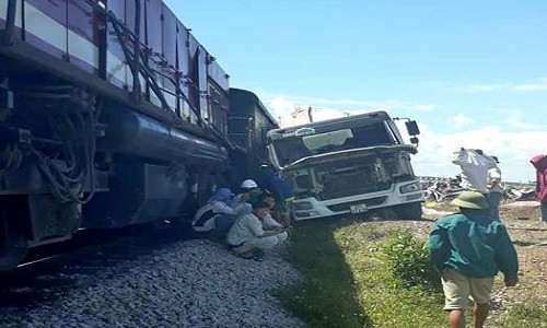 Hiện trường vụ va chạm giữ xe tải và tàu hàng. (Ảnh: Câu lạc bộ yêu Đường sắt Việt Nam)