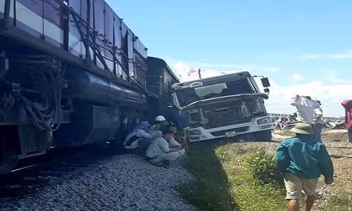 Hiện trường vụ va chạm giữ xe tải và tàu hàng. (Ảnh: Câu lạc bộ yêu Đường sắt Việt Nam)