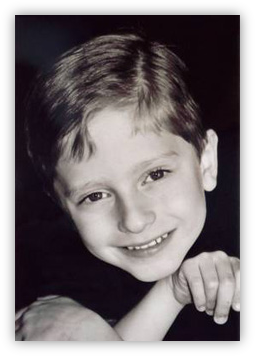 James Leininger ở Mỹ là một trong những trường hợp nhớ về cuộc sống kiếp trước. Ngay từ khi mới 2 tuổi, Leininger đã nghĩ rằng cậu từng là một phi công lái máy bay chiến đấu hải quân trong Chiến tranh thế giới 2.