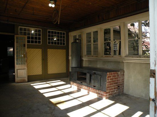 Nhiều cột trụ trong căn biệt thự được xây lộn ngược khiến mọi người vô cùng bất ngờ. Do chủ nhân căn biệt thự chưa từng nhận lời phỏng vấn khi còn sống nên bí ẩn này mãi chưa được làm sáng tỏ.