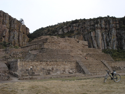 Tuy nhiên, các chuyên gia, nhà khảo cổ đã tìm được một số bằng chứng cho thấy người Teotihuacan không phải là người đã xây dựng nên công trình này.
