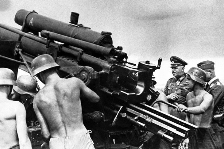 Tướng Đức Ernst Busch kiểm tra một vị trí pháo cao xạ. Ảnh: AP.