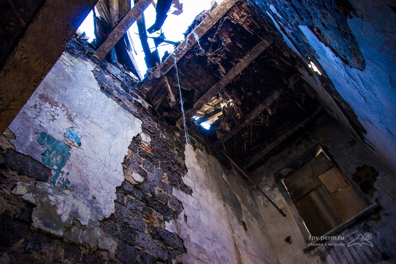 Phần mái nhà của nhiều công trình cũng không còn nguyên vẹn như ban đầu.