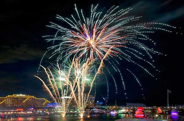 Một trong những nguyên nhân khiến con người dễ mất mạng nhất là pháo hoa. Theo ước tính, mỗi năm, khoảng 10.000 người ở Mỹ nhập viện cấp cứu vì những chấn thương do pháo hoa.