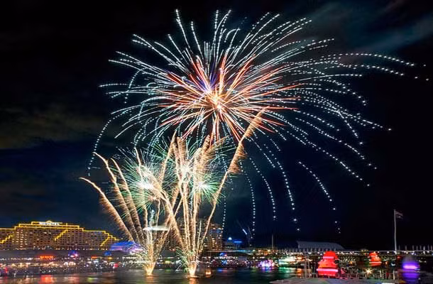 Một trong những nguyên nhân khiến con người dễ mất mạng nhất là pháo hoa. Theo ước tính, mỗi năm, khoảng 10.000 người ở Mỹ nhập viện cấp cứu vì những chấn thương do pháo hoa.