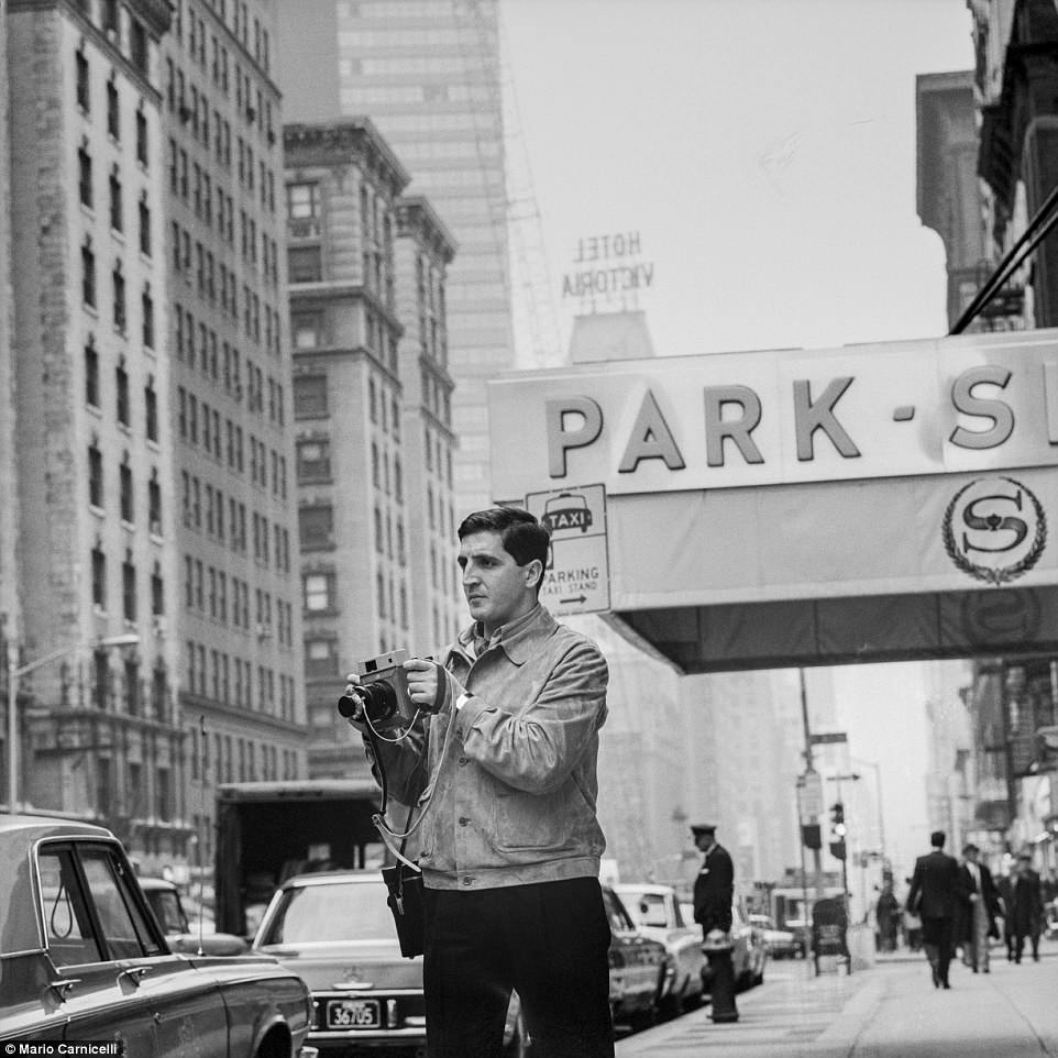 Nhiếp ảnh gia người Italy Mario Carnicelli (trong ảnh), 29 tuổi, đã có chuyến đi và chụp ảnh diện mạo nước Mỹ những năm 1960.