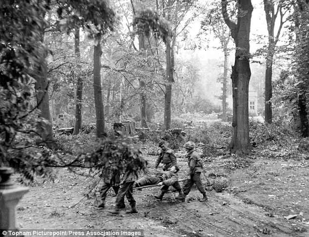 Người lính bị thương được đồng đội khênh bằng cáng hồi tháng 9/1944.