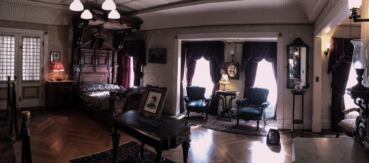 Do vậy, trong suốt 36 năm kể từ khi khởi công, biệt thự Winchester liên tục được xây dựng, bổ sung thêm các hạng mục mới như các cánh cửa, cầu thang...