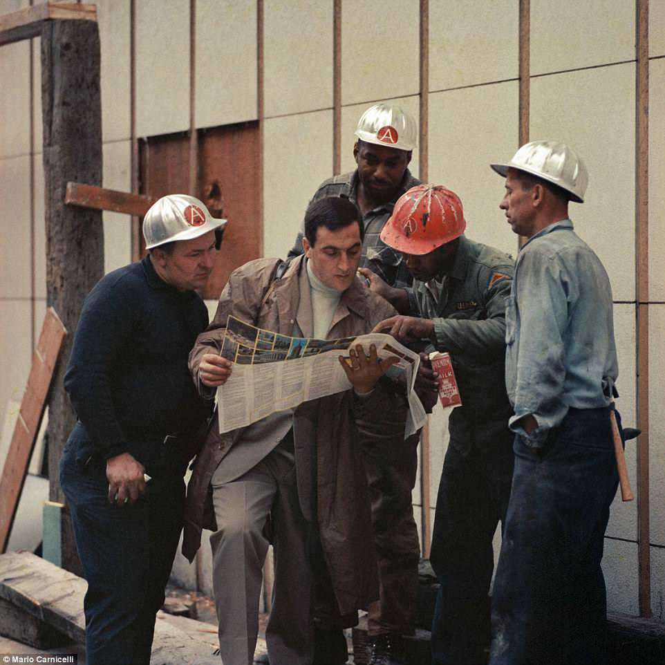 Trong thời gian ở Mỹ, ông Carnicelli đã chụp nhiều bức ảnh ghi dấu những khoảnh khắc cuộc sống đời thường của người dân Mỹ. Trong ảnh là một nhóm công nhân chỉ đường cho ông Carnicelli khi ở New York năm 1966.