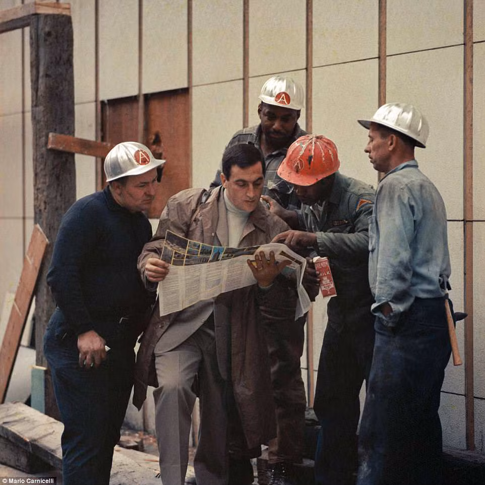 Trong thời gian ở Mỹ, ông Carnicelli đã chụp nhiều bức ảnh ghi dấu những khoảnh khắc cuộc sống đời thường của người dân Mỹ. Trong ảnh là một nhóm công nhân chỉ đường cho ông Carnicelli khi ở New York năm 1966.
