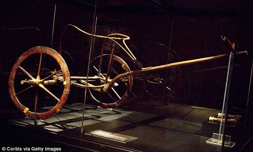 Ngày 4/11/1922, nhà khảo cổ học người Anh Howard Carter tìm thấy lăng mộ của pharaoh Ai Cập Tutankhamun tại Thung lũng các vị Vua. Ngoài thi hài pharaoh huyền thoại Tutankhamun, các chuyên gia còn tìm thấy kho báu khổng lồ được chôn cùng ông.