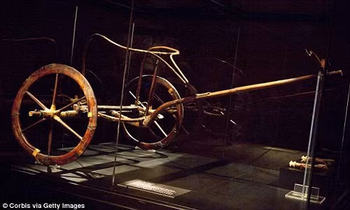 Ngày 4/11/1922, nhà khảo cổ học người Anh Howard Carter tìm thấy lăng mộ của pharaoh Ai Cập Tutankhamun tại Thung lũng các vị Vua. Ngoài thi hài pharaoh huyền thoại Tutankhamun, các chuyên gia còn tìm thấy kho báu khổng lồ được chôn cùng ông.