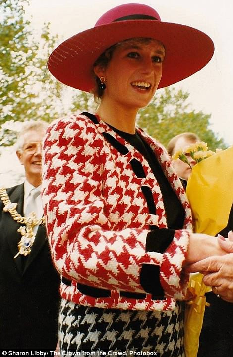 Công nương Diana xuất hiện rạng rỡ trong một sự kiện. Sharon Libby đã chụp bức ảnh chưa từng công bố này vào tháng 10/1992.