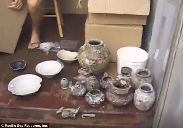 Căn cứ vào nhãn hiệu trên, các nhà khảo cổ có thể xác định thời gian con tàu bị đắm là vào khoảng cuối những năm 1200, sớm nhất có thể là vào năm 1162. Thời gian chính xác vẫn chưa được làm sáng tỏ.