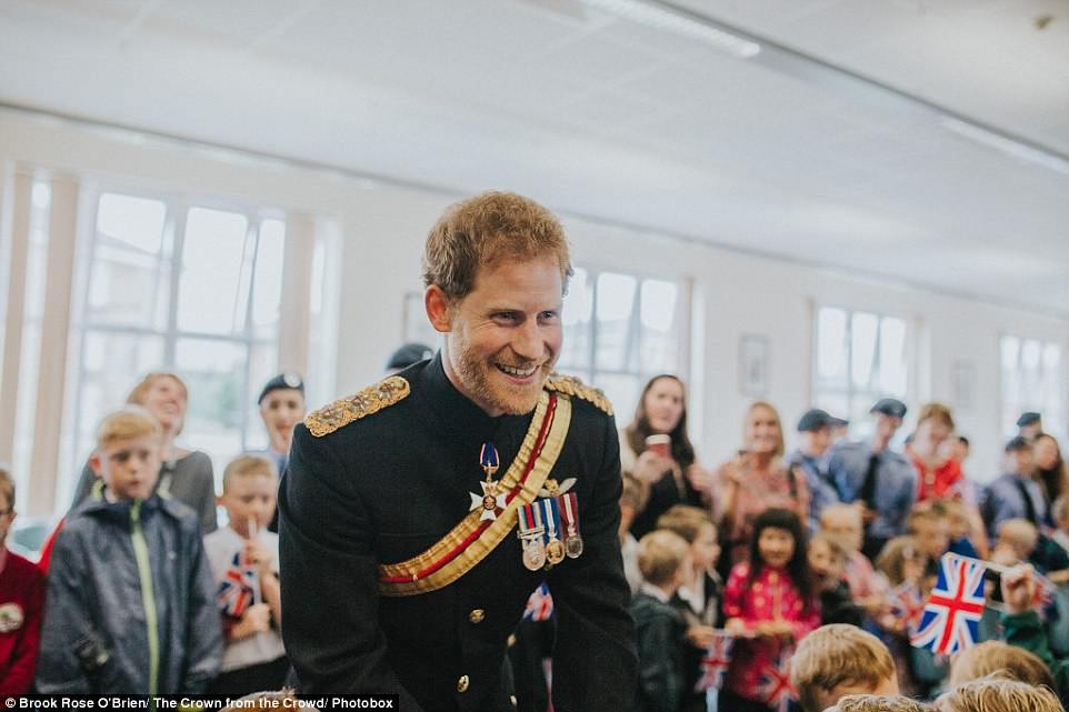 Hoàng tử Harry trò chuyện thân mật, vui vẻ với các em nhỏ trong một sự kiện tổ chức năm 2017.