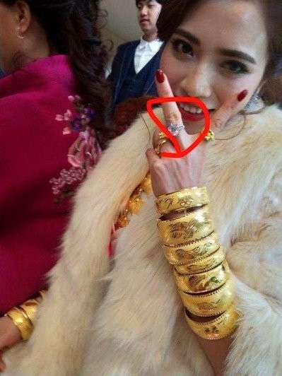 Lấy chồng giàu, cô dâu được đeo rất nhiều vàng trong đám cưới
