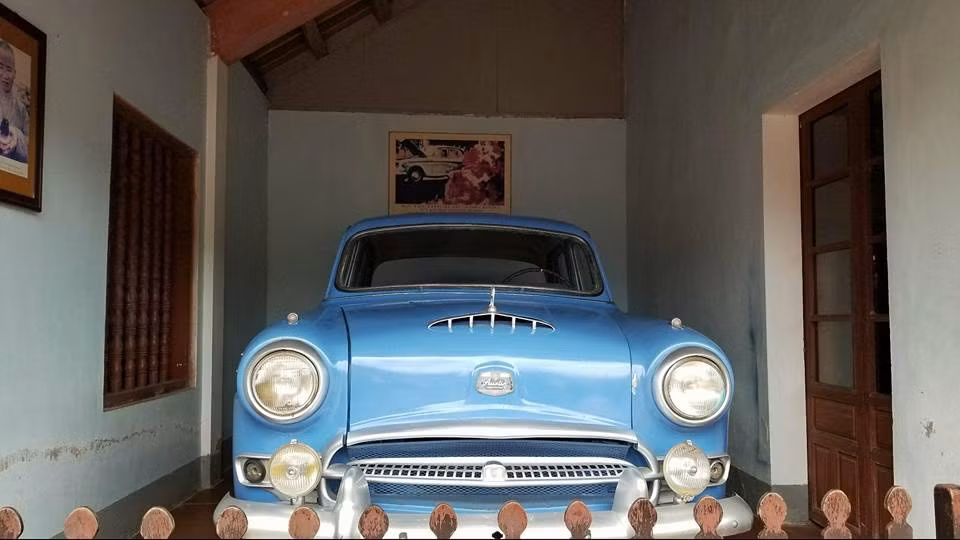 Ngoài ra, trong chùa còn lưu giữ chiếc xe ô tô nhãn hiệu Austin Westminster là di vật của cố Hòa thượng Thích Quảng Đức.