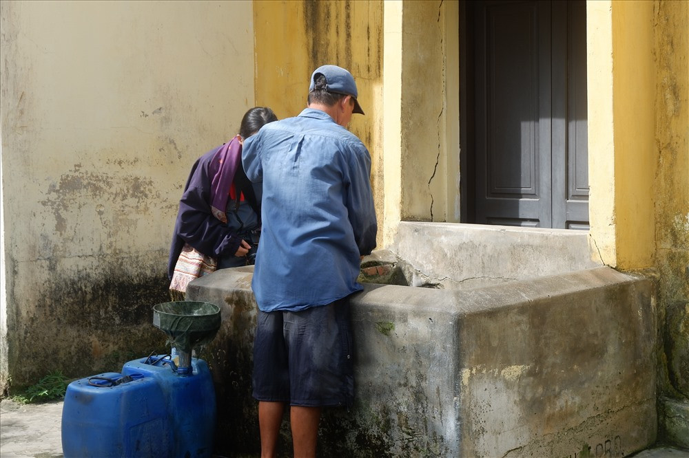 Cũng từ giếng Bá Lễ đã sinh ra nghề gánh nước thuê phục vụ cho các nhà hàng, làm nên những món ngon nức tiếng của Hội An. Ảnh: TH