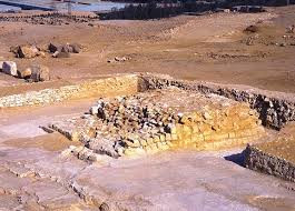 Tuy nhiên, đây chỉ là giả thuyết. Các chuyên gia đang cố gắng tìm ra câu trả lời để làm sáng tỏ bí ẩn vì sao kim tự tháp của pharaoh Djedefre bị phá hủy. Mời độc giả xem video: Phá kim tự tháp hơn 2 nghìn năm tuổi để lấy đá làm đường (nguồn: VTC14)