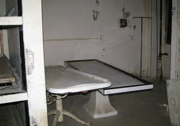 Do số lượng bệnh nhân mắc bệnh lao tới điều trị tại bệnh viện Waverly Hills quá đông nên người ta còn thiết kế một loại đường ngầm đặc biệt để vận chuyển thi thể của những bệnh nhân tử vong quá trình điều trị.