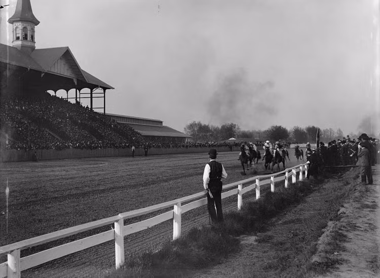 Cuộc đua ngựa Kentucky Derby lần đầu tiên được tổ chức vào năm 1875. Kể từ đó, sự kiện này được tổ chức hàng năm, góp phần thúc đẩy hoạt động du lịch khi có hàng ngàn du khách đến Kentucky để theo dõi những cuộc đua ngựa hấp dẫn.