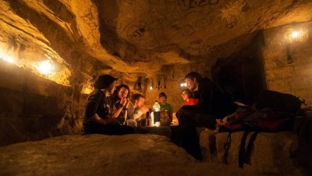 Bất chấp hầm mộ Paris là "nhà" của hàng triệu bộ hài cốt, chính quyền ra lệnh cấm và khoản tiền phạt 73 USD, một số người mạo hiểm đã lẻn vào bên trong tổ chức tiệc, uống rượu vang hay thậm chí là ngủ qua đêm.